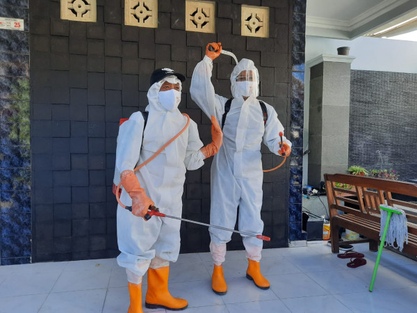 Spraying mandiri oleh Tim Satgas Covid RW 27 Dabag